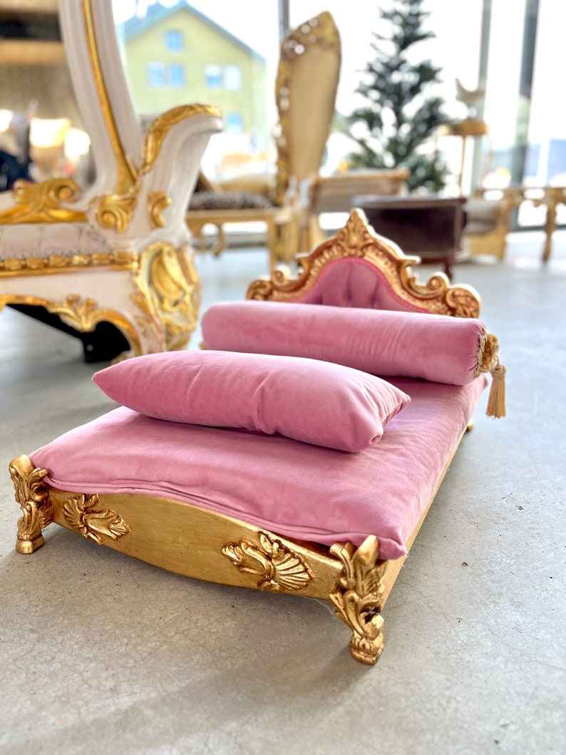 Pet Bed French Louis Baroque Style Dog Sofa Pink Velvet in Gold Finish Cute Baroque Rococo Settee for Home Decoration image 1