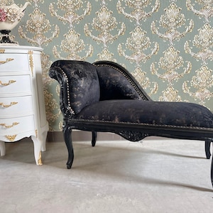 Piccola chaise longue in velluto nero in stile Luigi XV: pouf barocco retrò