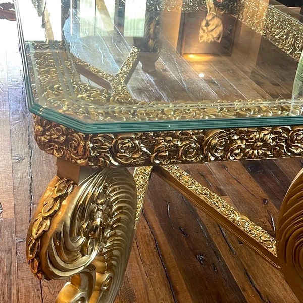 Immense table de salle à manger avec plateau en verre extra longue Table de style baroque royal avec plateau en verre finition dorée pour une grande famille ou une décoration d'hôtel