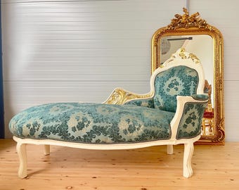 Chaise longue damassée en velours bleu : style baroque français, finition dorée