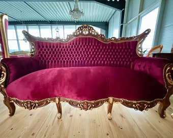 Loungesofa aus Rotem Samt im Barockstil für ein Neues Zuhause / Lounge Sofa Sofá de estilo barroco de terciopelo rojo para la fiesta de inauguración de una nueva casa