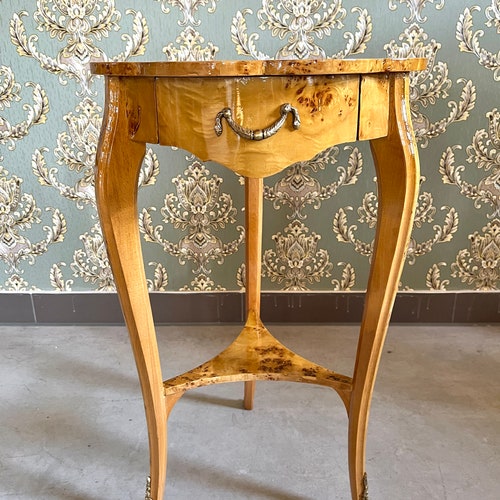 Petite table d'appoint de style baroque italien de couleur marron Table d'appoint de style rétro antique en forme de pétale de couleur jaune