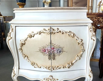 Meuble de style baroque avec dessus en marbre pour décoration d'intérieur Meuble de style français avec dessus en marbre beige Meuble français de style antique avec marbre