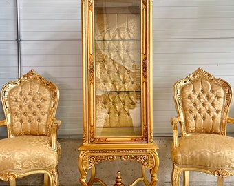 Vitrine d'exposition en verre de style Louis français de style antique, vitrine en bois de style baroque rétro avec finition dorée pour la décoration intérieure