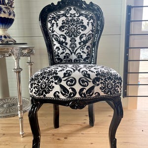 Französischer Stuhl im Louis-Barock-Rokoko-Stil/ Chaise d'appoint/ Chaise de salle à manger française Louis-Barock Rococo de style antique en finition noire
