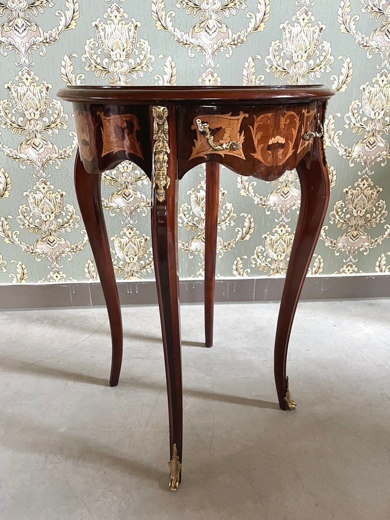 Table d'appoint Table basse marron en bois de style français de style antique Table ronde de style baroque rétro pour la décoration intérieure image 3