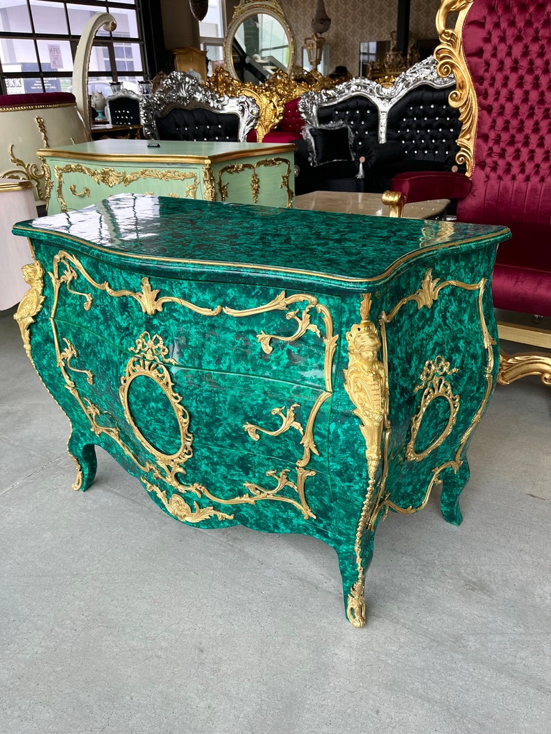 Commode luxueuse de style Louis français de couleur verte Commode de style européen antique avec ornements en laiton pour chambre à coucher image 3