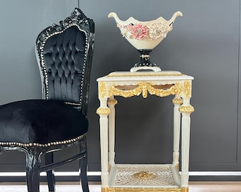 Mesa auxiliar barroca italiana de madera tallada a mano con tapa de mármol verde dorado y detalles en pan de oro. Mesa de centro para la decoración de la sala de estar.