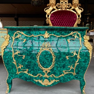 Commode luxueuse de style Louis français de couleur verte Commode de style européen antique avec ornements en laiton pour chambre à coucher image 1