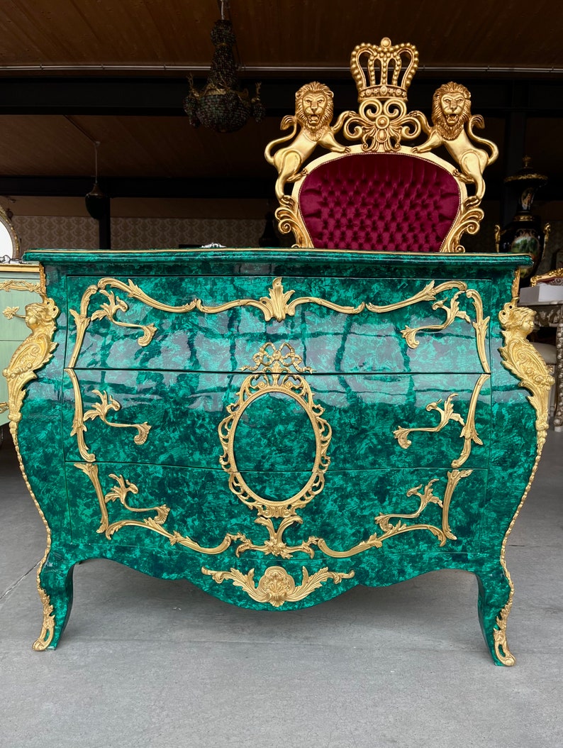 Commode luxueuse de style Louis français de couleur verte Commode de style européen antique avec ornements en laiton pour chambre à coucher image 1