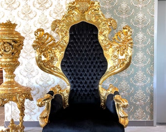 Immense fauteuil de style baroque rococo, trône royal en forme d'aigle, velours noir, finition dorée, pièce noble, chaise king pour tournage vidéo pour bar lounge