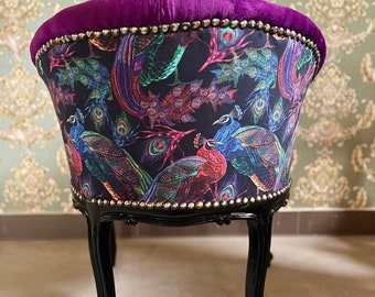 Chaise capitonnée en velours de style baroque français rococo à imprimé jungle animale, fauteuil coloré en velours, velours noir, violet, décoration d'intérieur