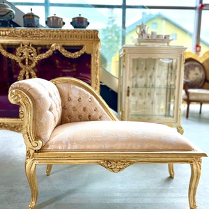 Bank Franse Louis-stijl kleine chaise longue beige kleur retro barokke stijl poef voor woondecoratie Ottomaanse voetenbank in gouden afwerking