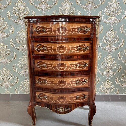 Commode à 5 tiroirs de style baroque antique avec ornements en bronze à motif marron pour la décoration intérieure