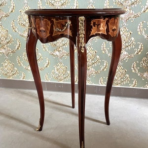 Table d'appoint Table basse marron en bois de style français de style antique Table ronde de style baroque rétro pour la décoration intérieure image 2