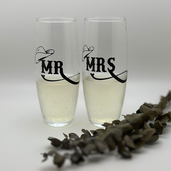 Mr and Mrs Wedding Toast Champagne Flutes | Cowboy Country Wedding Flutes | Rustic Wedding Flutes | Bride and Groom Champagne Glasses