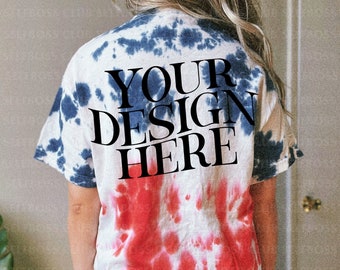 Mockup de camiseta tie-dye com estampa de bandeira - Camiseta Colortone, Tamanho Unissex (Imagem Digital)