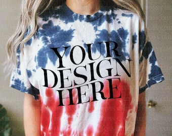 Mockup de camiseta tie-dye com estampa de bandeira - Camiseta Colortone (Download Digital)