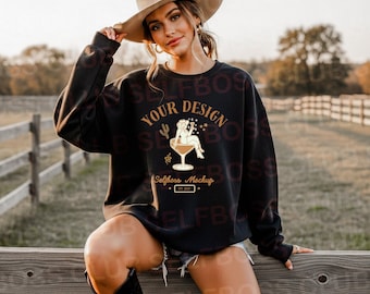 Maqueta de sudadera negra Gildan 18000 con diseño de vaquera / Estilo de vida rural (imagen digital)