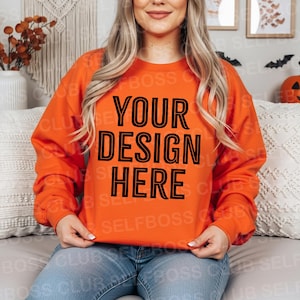 18000 Orange Sweatshirt Mockup, Frauen Herbst Mockup, Life Style Mockup, Gildan 18000 Mockup, Orange Sweatshirt Mockup, Halloween Mockup