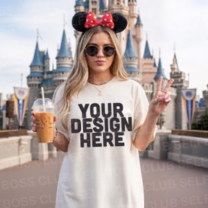 Mockup di maglietta Comfort Color 1717 Ivory, mockup di camicia, mockup di parco a tema, mockup di vacanza, mockup di castello, mockup di modello, Boho, mockup di viaggio immagine 1