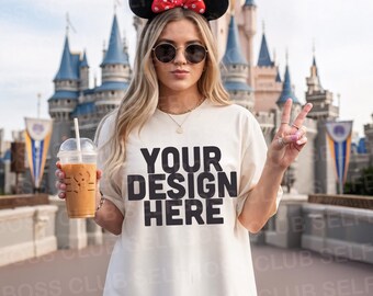 Mockup di maglietta Comfort Color 1717 Ivory, mockup di camicia, mockup di parco a tema, mockup di vacanza, mockup di castello, mockup di modello, Boho, mockup di viaggio