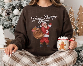Maqueta de Gildan 18000, maqueta de sudadera color chocolate oscuro, maqueta de Navidad por la mañana, maqueta de sudadera navideña, maqueta de sudadera marrón navideña