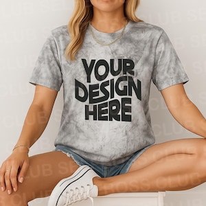 Może przedstawiać: Szara koszulka tie-dye z nadrukiem "YOUR DESIGN HERE" w kolorze czarnym.