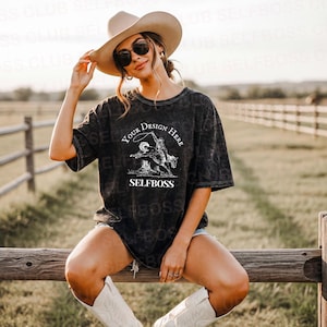 2 Mockups de Camisetas com Lavagem Mineral Colortone - Camiseta Preta com Lavagem Mineral, Mockup de Camiseta Cowgirl com Lavagem Mineral, Mockup de Camiseta Vintage
