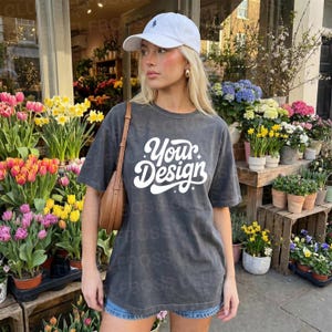 Comfort Colors C1717 Pepper T-shirt Mockup, Modemodell Boho Elfenbensvit Skjorta Överdimensionerad Utomhusdam Mockup, Livsstil Mockup, Pinterest Mockup