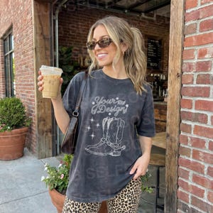 2 Komfort Farben C1717 Pepper Shirt Mockups - Lifestyle Mockup - Pinterest Mockup - Cowgirl Mockup Tee - Trendy Mockup - Y2K Mockup Mockup