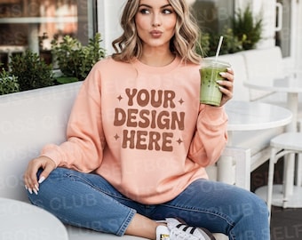 Dusty Rose Gildan SF000-sweatermockup, Gildan Soft Style-mockup met ronde hals, lifestyle-mockup, vakantiemodel, trendy POD-model
