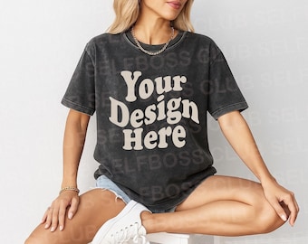 Puede incluir: Una camiseta negra, desgastada, de gran tamaño con el texto "Your Design Here" en una fuente retro.