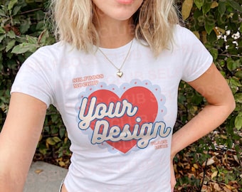 Maquete de camiseta branca para bebê, camiseta Gildan 5000B para jovens, moda urbana Y2K, maquete de top cropped, G5000B branco, maquete Y2K - Maquete de estilo de vida