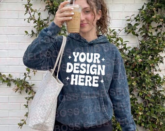 Maquetas de sudadera con capucha lavada con minerales en dos tonos: sudadera con capucha lavada con minerales en tono azul/azul marino 8300, maqueta de sudadera con capucha teñida, maqueta de estilo de vida