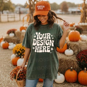 Comfort Colors C1717 Mossgrön/Grön Skjorta - Höstmockup - Pumpafältmockup - Modellmockup T-shirt - Halloweenmockup - Höstmockup Mockup