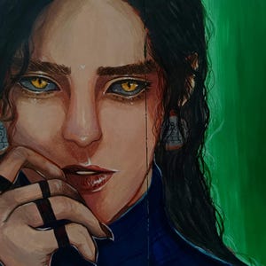 以下が含まれることがあります： 黒い長い髪をした人が、濃い青色のタートルネックセーターを着ている絵画。その人は深刻な表情で下を見ている。左耳には小さな銀色のイヤリング、右耳には大きな銀色のイヤリングをしている。背景は単色の緑色である。