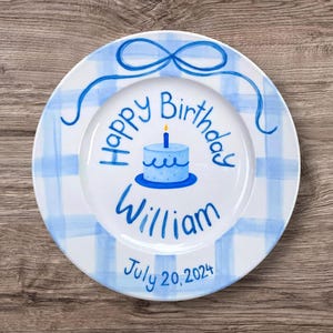 Personalisierter Geburtstagsteller für Jungen - individueller Name & Datum mit blauem Vichy-Karo und Kuchen - Handbemaltes Andenken Kindergeburtstag | P073