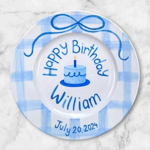 Personalisierter Geburtstagsteller für Jungen - individueller Name & Datum mit Kuchen, Kerze, blaues Gingham - Handbemaltes Keramikandenken Geschenk | P073
