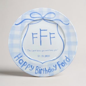 Personalisierter Geburtstagsteller für Jungen - Personalisierter Keramikteller mit Namen, Monogramm, Gingham blauer Schleife, Bibelvers - Geschenk für Kinder | P013