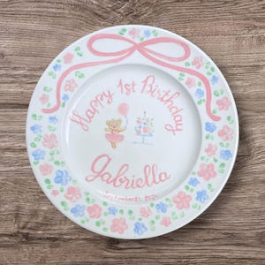 Personalized 1st Birthday Plate for Girl – Hand-Painted Ceramic with Bear, Cake, Name & Flowers – Keepsake Gift for Baby’s Special Day |P042