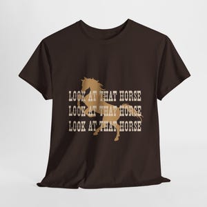 「Look At That Horse」Tシャツ、ユニセックスの厚手コットンシャツ、乗馬愛好家へのギフト、誕生日に最適、「Look at That Horse」!
