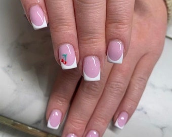 Uñas francesas con punta de cereza a presión RIYNAILS