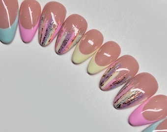 Unghie finte con design a linee pastello e punta francese RIYNAILS