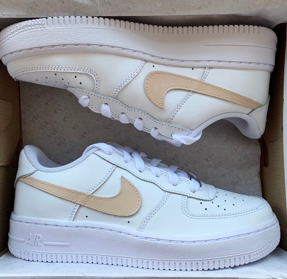 dark brown on beige af1