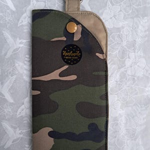 Mens Fabric Glasses Case: Padded With Snap Closure And Clasp Camo green lining