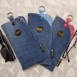 Upcycled Denim Glasses Case With Clip: Padded Cotton Lining, Clasp bild 2