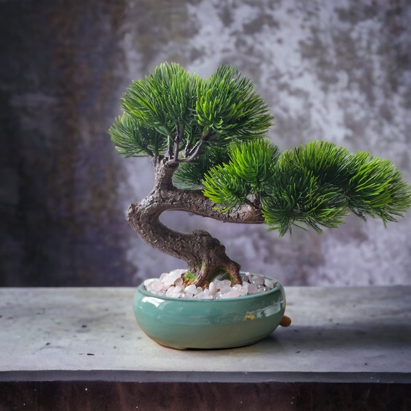 Realistischer Look Lebensechter künstlicher Kiefern-Bonsai-Baum in einem Keramiktopf mit glasierter Beschichtung / frei polierten Flusskieselsteinen