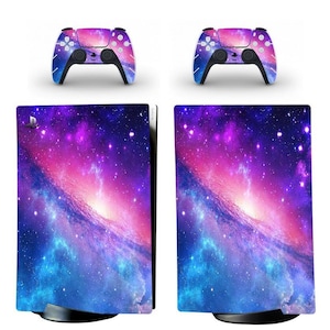 Puede incluir: Un conjunto de dos skins personalizadas para consola y mando de Playstation 5. Las skins presentan un diseño de galaxia con colores rosa, morado y azul.