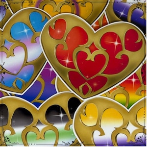 Può includere: Una collezione di adesivi a forma di cuore con un motivo in filigrana dorata. Ogni cuore presenta uno sfondo sfumato unico, inclusi motivi rossi, blu, viola, gialli e arcobaleno, con piccoli accenti a forma di stella bianca.